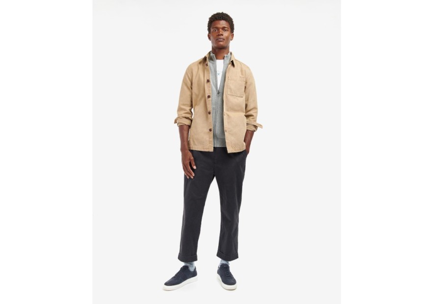 Cette surchemise beige de la marque Barbour est en coton doux.
